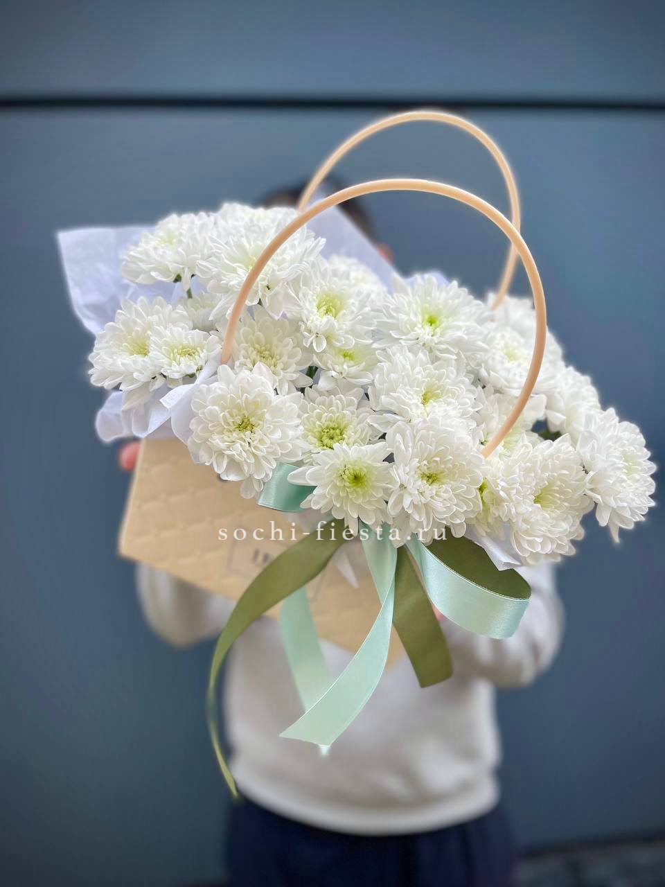 Сумочка с хризантемами с доставкой в Нижнем Новгороде