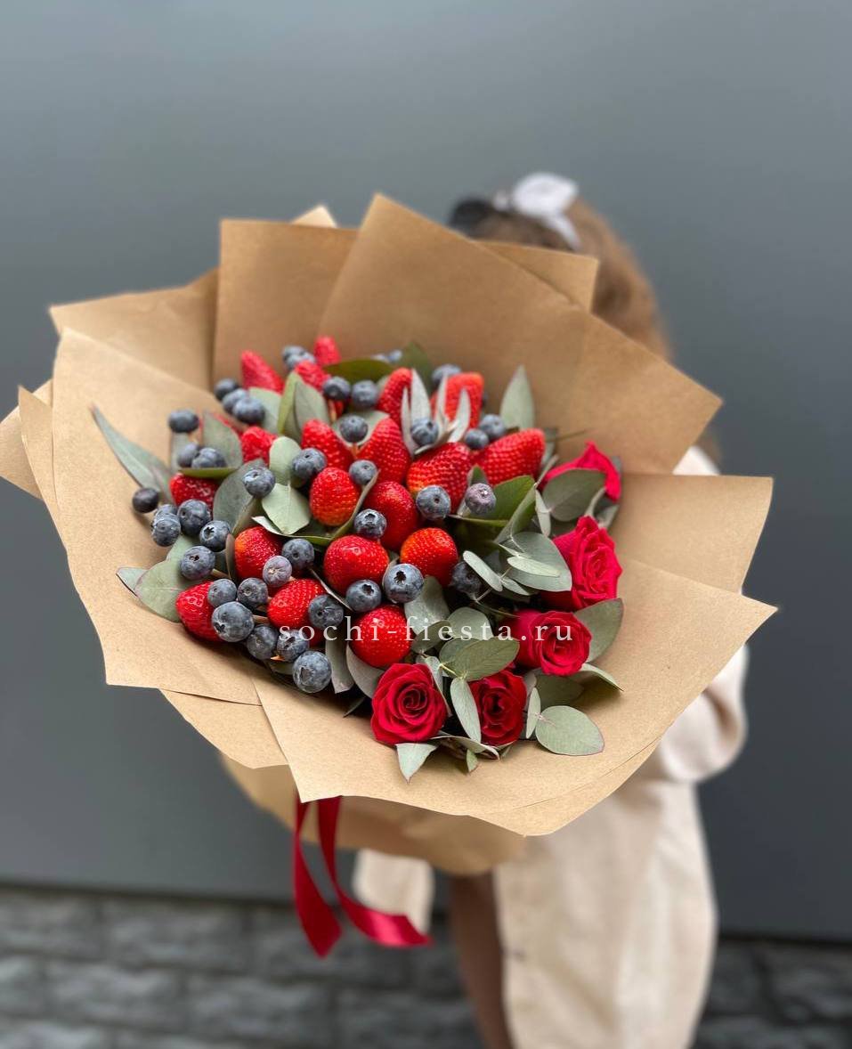 Клубника и голубика с цветами в Нижнем Новгороде