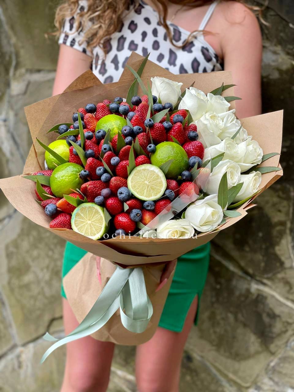 Ягодно-цитрусовый букет с розами в Нижнем Новгороде