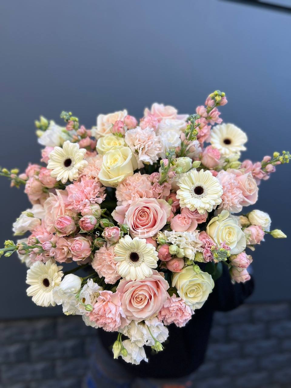 Авторский букет "Нежный" с доставкой в Нижнем Новгороде