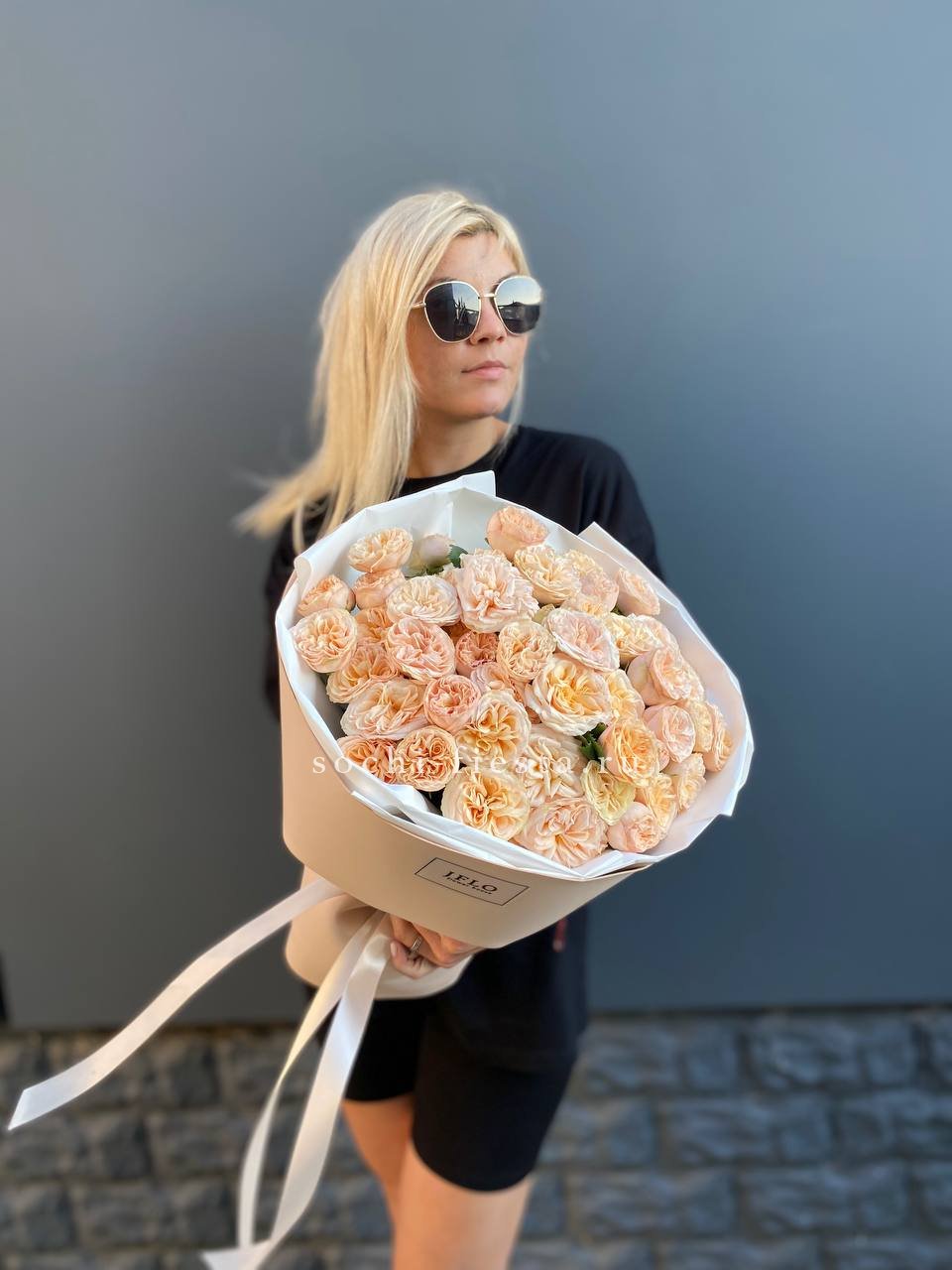 15 пионовидных роз в Нижнем Новгороде