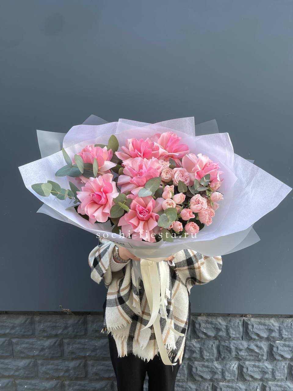 Букет французских и пионовидных роз  с доставкой в Нижнем Новгороде