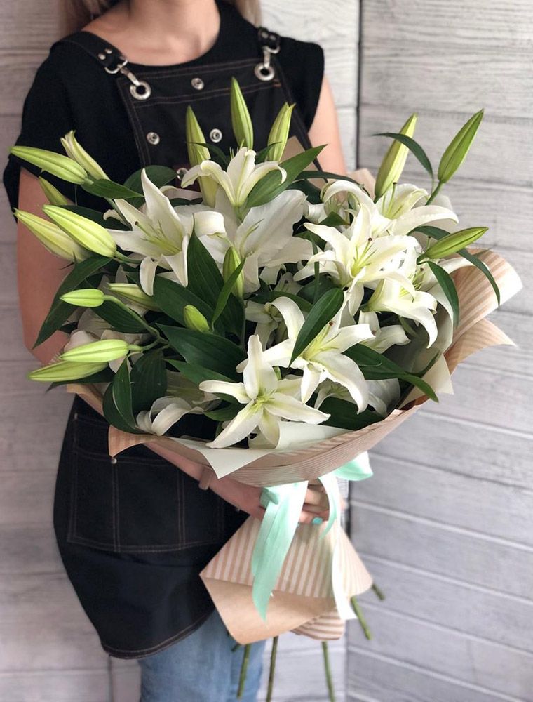 Букет белых лилий в Нижнем Новгороде
