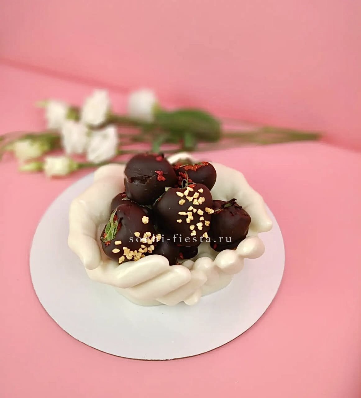 Клубника в шоколаде на шоколадных ладонях Peace в Нижнем Новгороде