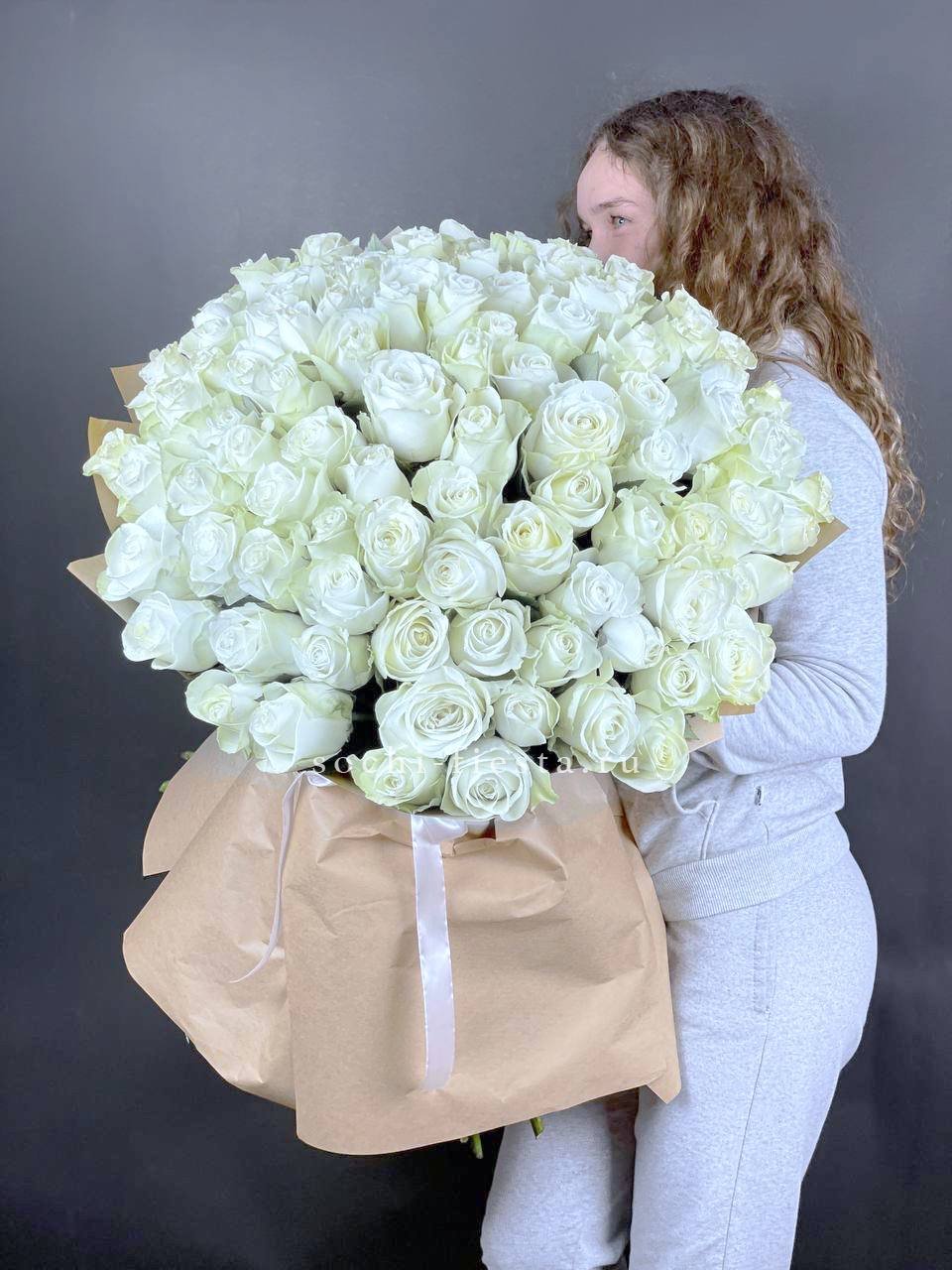 101 белая высокая импортная роза в Нижнем Новгороде