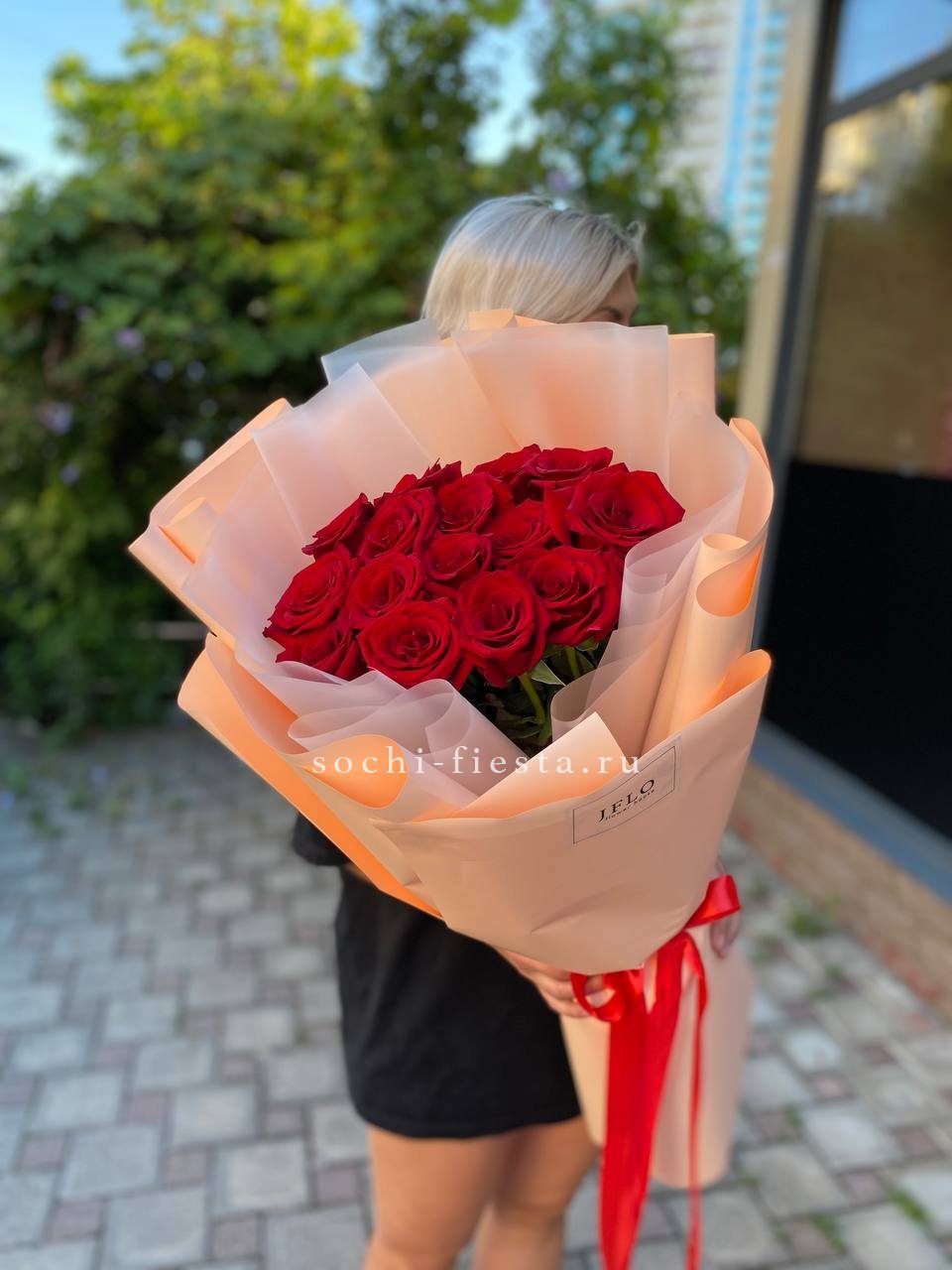15 голландских роз в оформлении с доставкой в Нижнем Новгороде