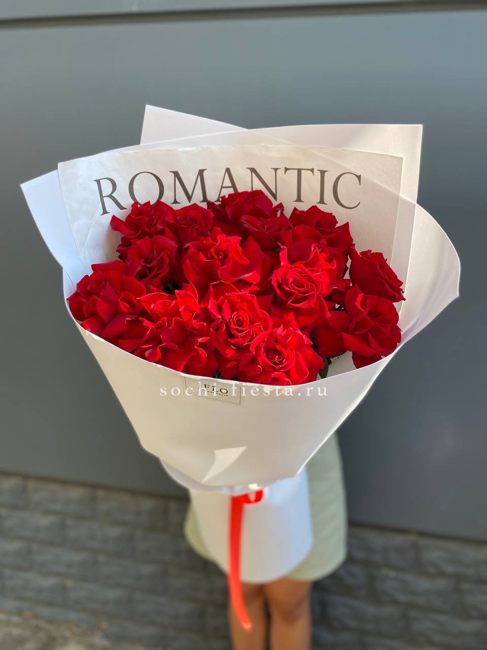 19 высоких роз в оформлении в Нижнем Новгороде