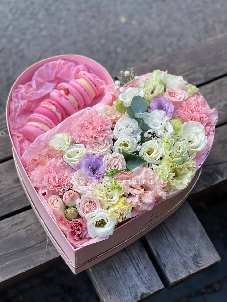 Бокс-сердце с макарон "Pink" с доставкой в Нижнем Новгороде