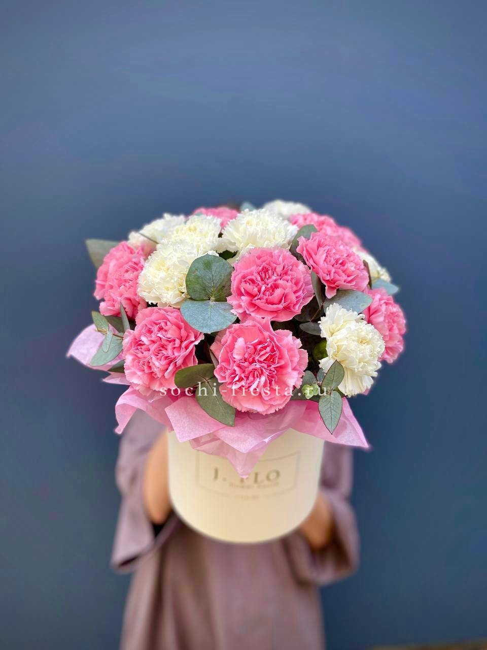 Диантусы в цилиндре в Нижнем Новгороде