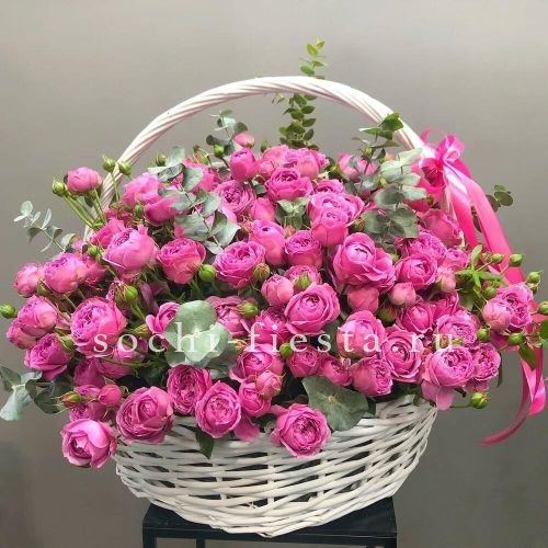 65 пионовидных кустовых роз в корзине в Нижнем Новгороде