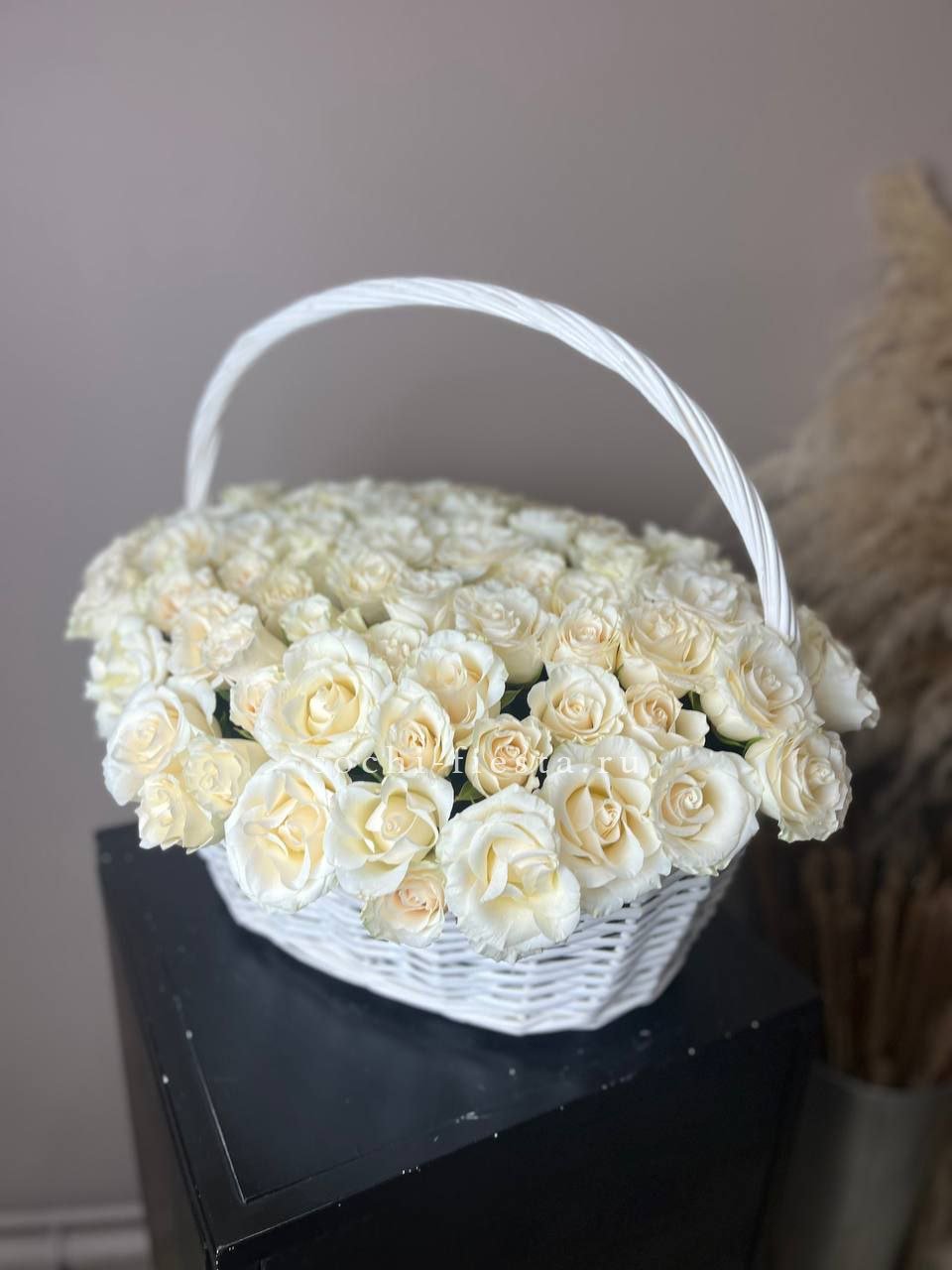101 белая роза в корзине в Нижнем Новгороде