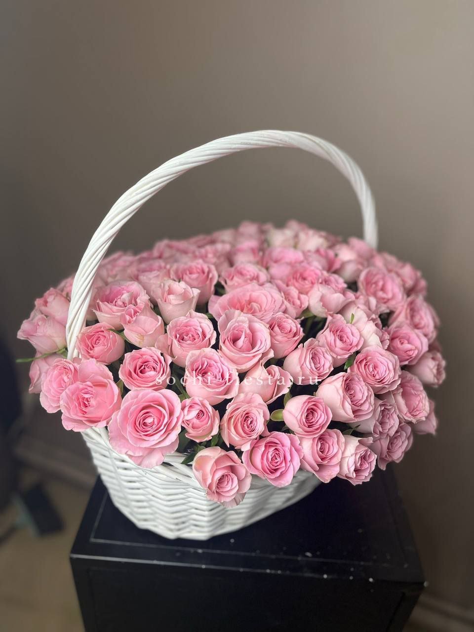 101 розовая роза в корзине в Нижнем Новгороде