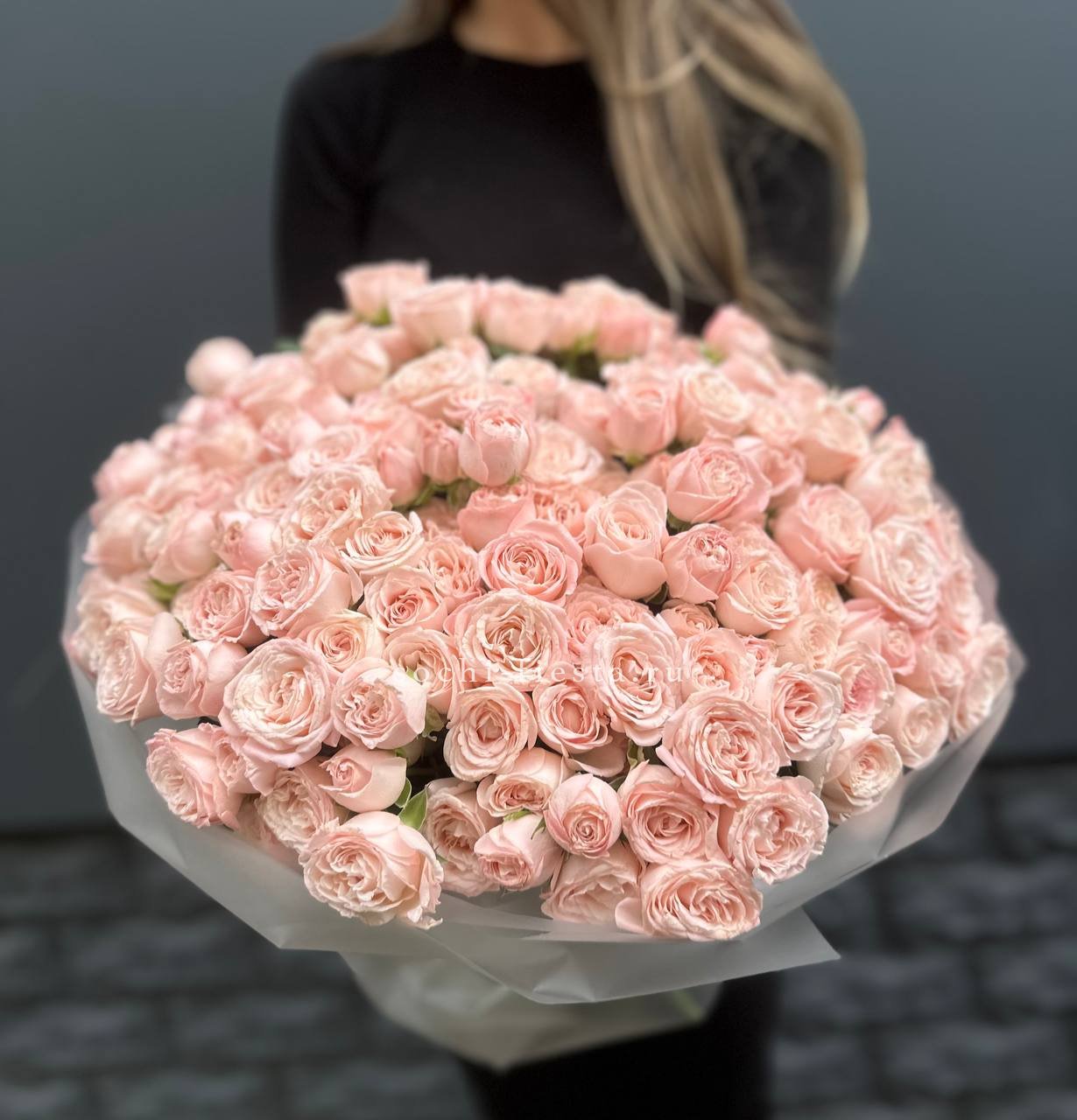 51 кустовая роза Бомбастик с доставкой в Нижнем Новгороде