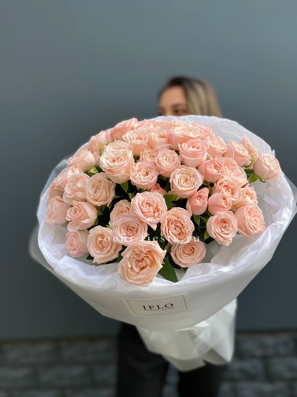 Букет кустовых роз Бомбастик с доставкой в Нижнем Новгороде