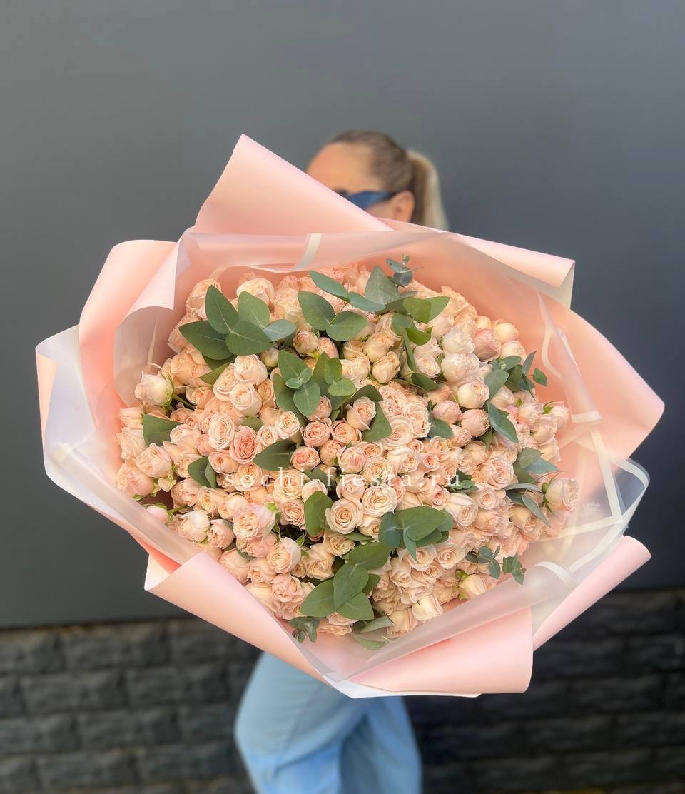 101 кустовая роза с эвкалиптом в Нижнем Новгороде
