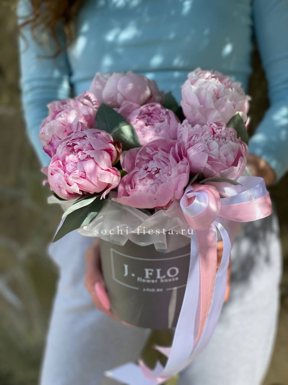 Цилиндр пионов с эвкалиптом Mini в Нижнем Новгороде