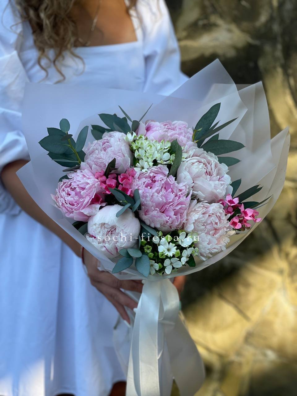7 зефирных пионов с эвкалиптом в Нижнем Новгороде