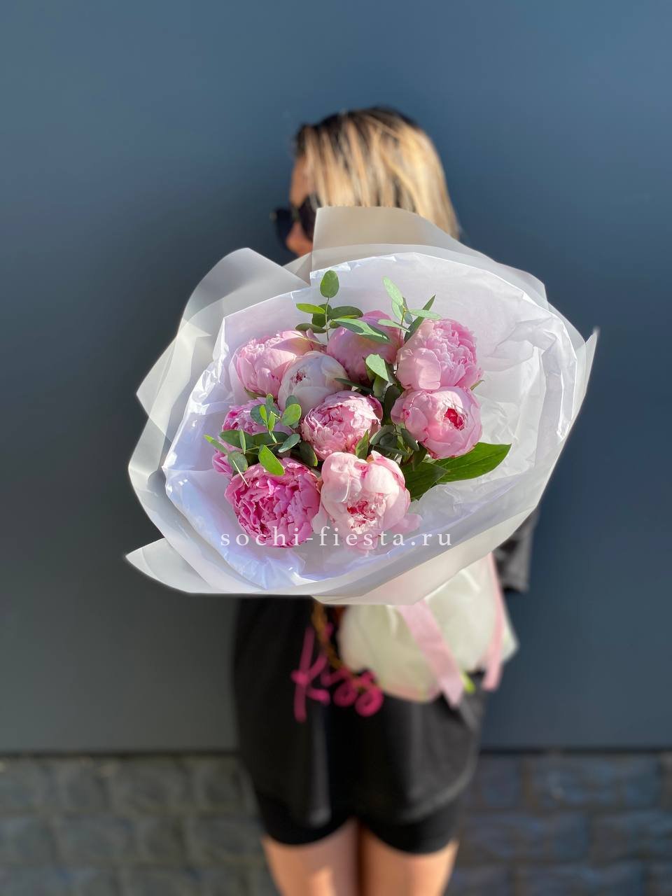 9 пионов с эвкалиптом в Нижнем Новгороде