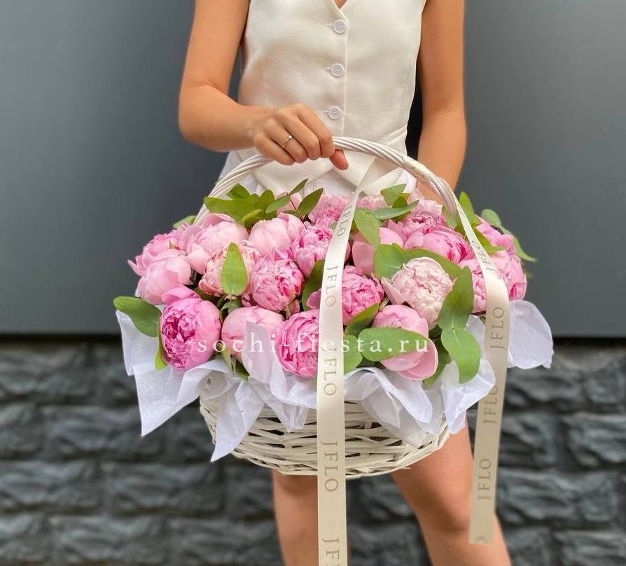 29 пионов в корзине в Нижнем Новгороде