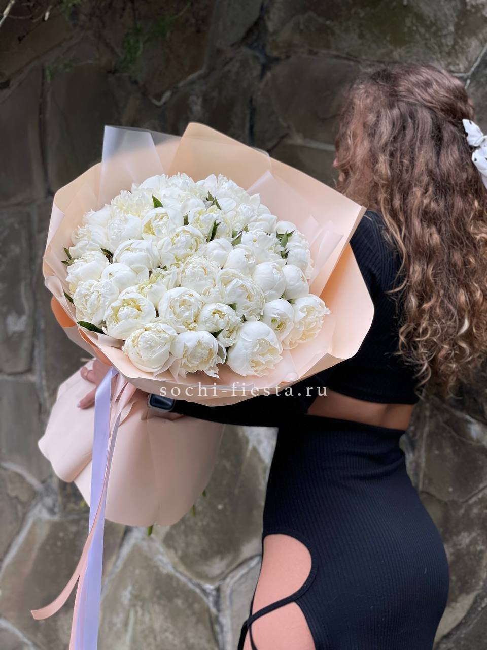35 белых пион в Нижнем Новгороде