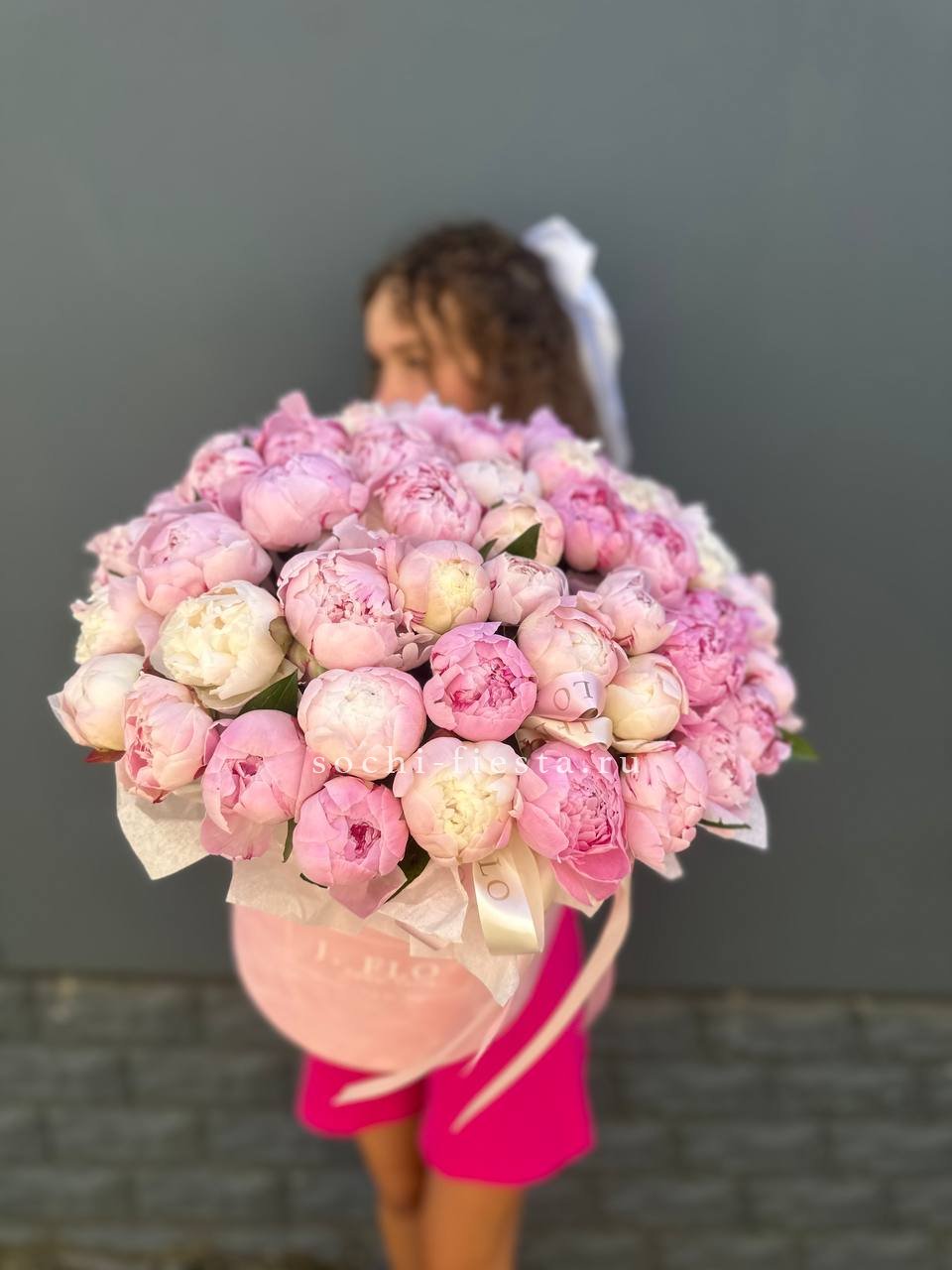 51 нежных пионов  в цилиндре в Нижнем Новгороде