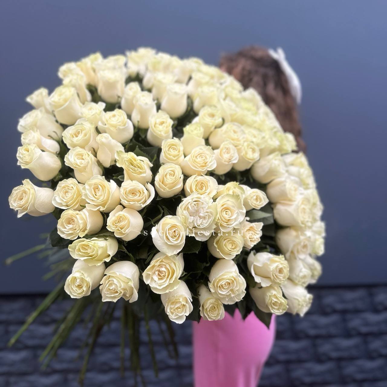 101 белая высокая импортная роза под ленту в Нижнем Новгороде