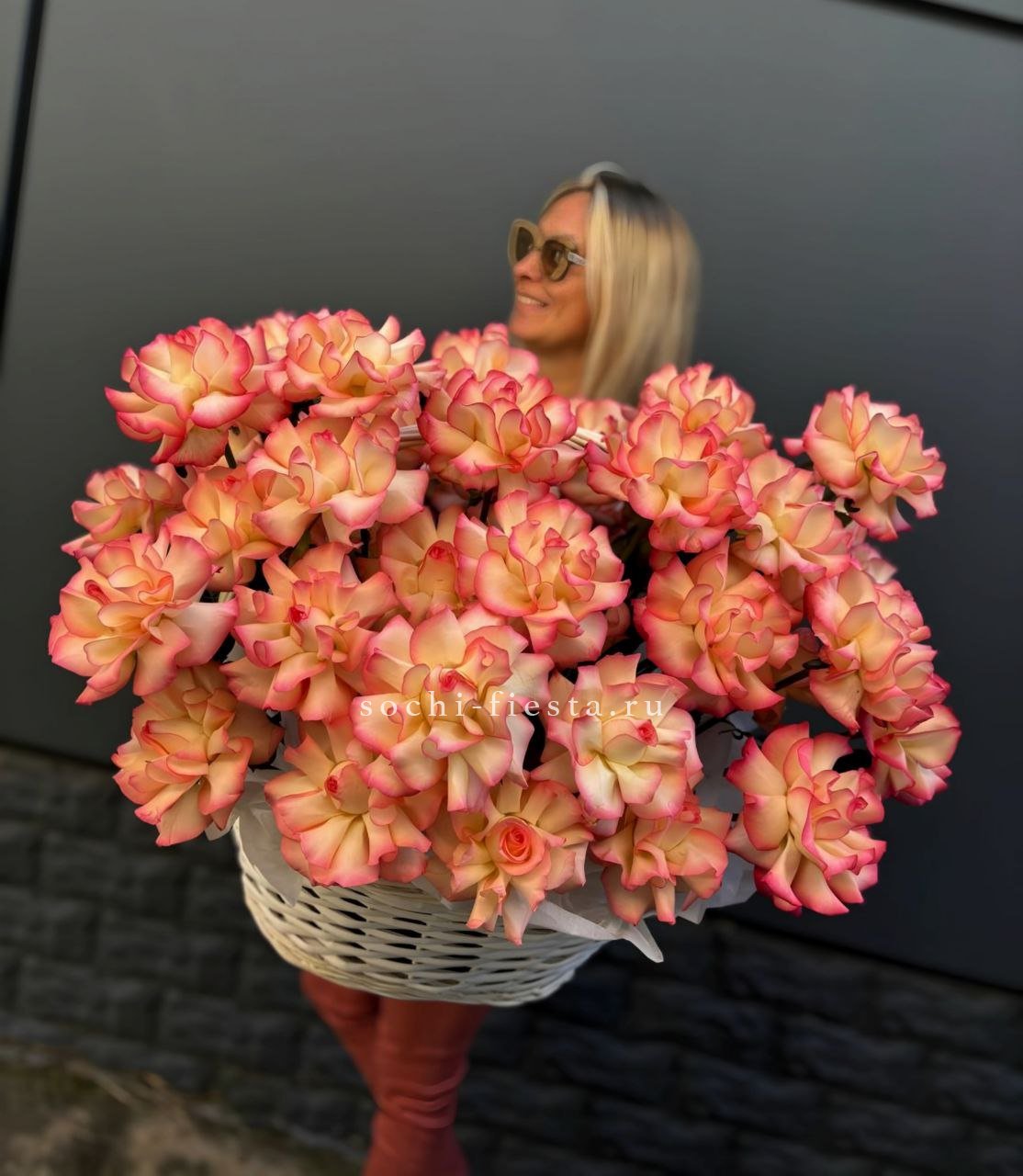 45 французских роз Джумилия в корзине в Нижнем Новгороде