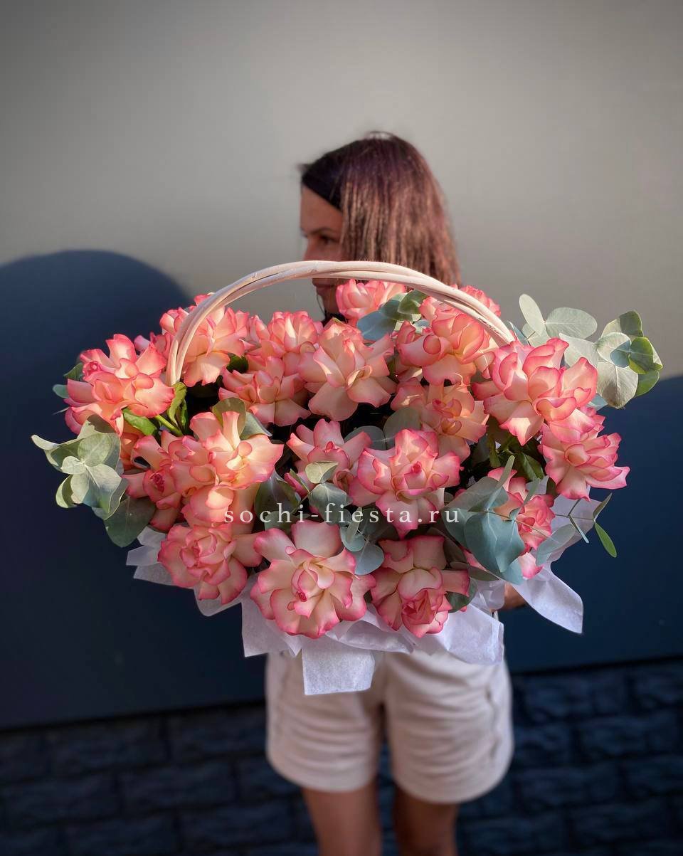 25 Французских роз Джумилия в корзине с доставкой в Нижнем Новгороде