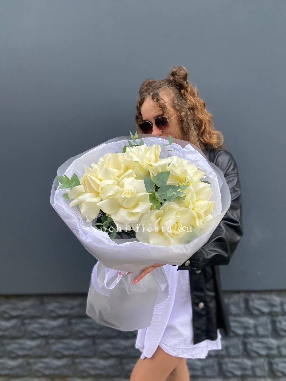 7 Белых французских роз  в Нижнем Новгороде