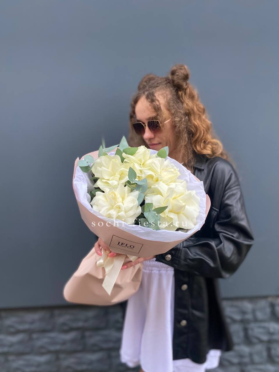 5 Белых французских роз с доставкой в Нижнем Новгороде