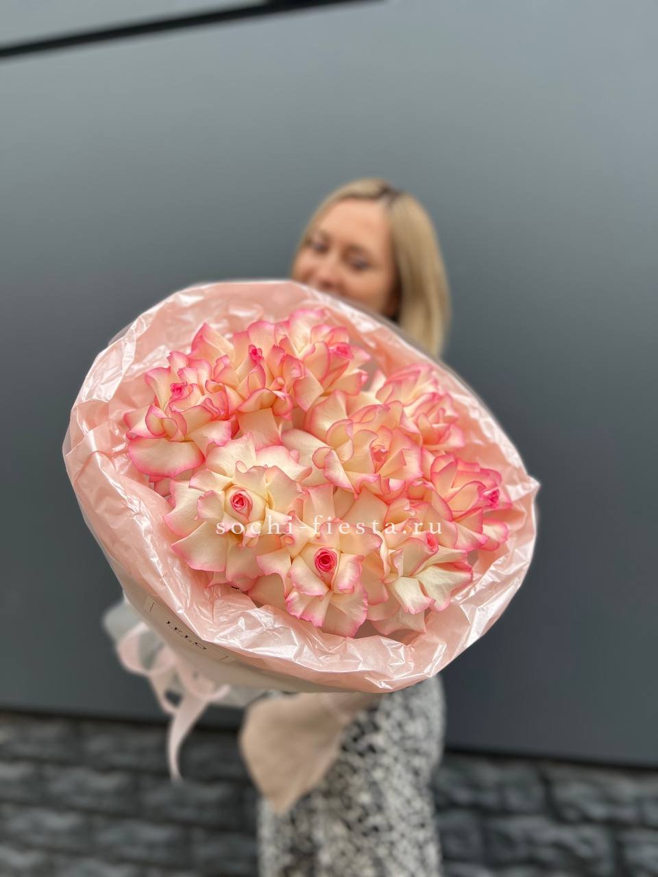 9 французских роз Джумилия в нежном оформлении с доставкой в Нижнем Новгороде