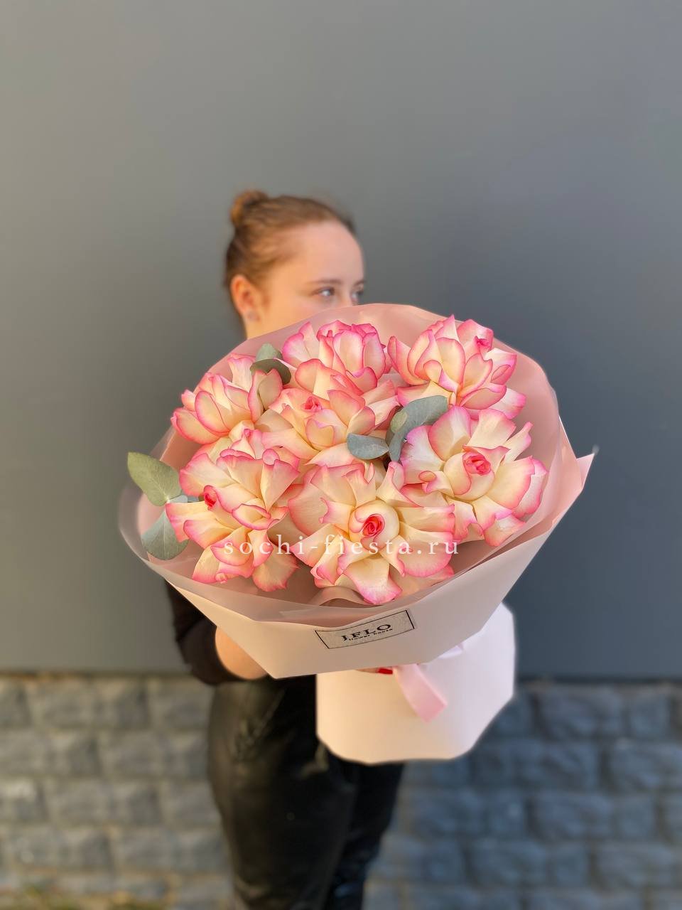 7 французских роз Джумилия с доставкой в Нижнем Новгороде