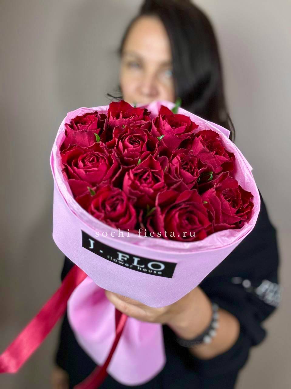 11 красных роз Madam red  с доставкой в Нижнем Новгороде