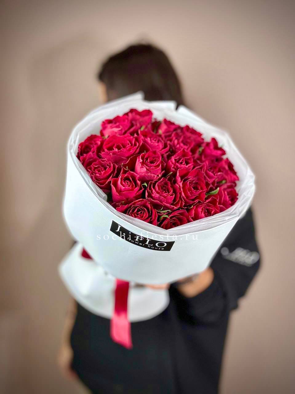 Букет красных роз Madam red с доставкой в Нижнем Новгороде