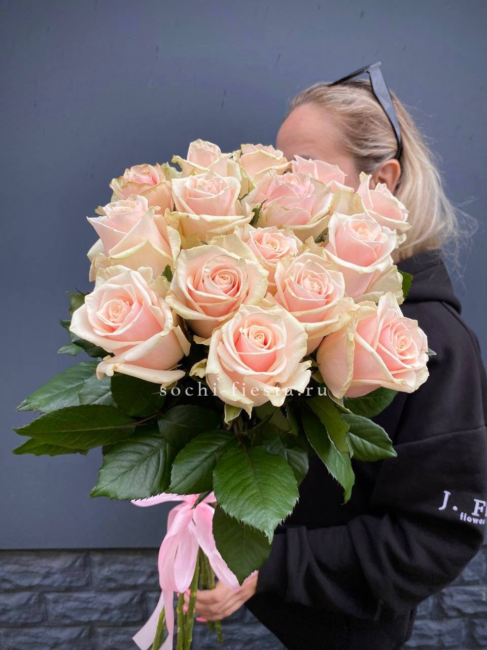 15  кремовых высоких роз в Нижнем Новгороде