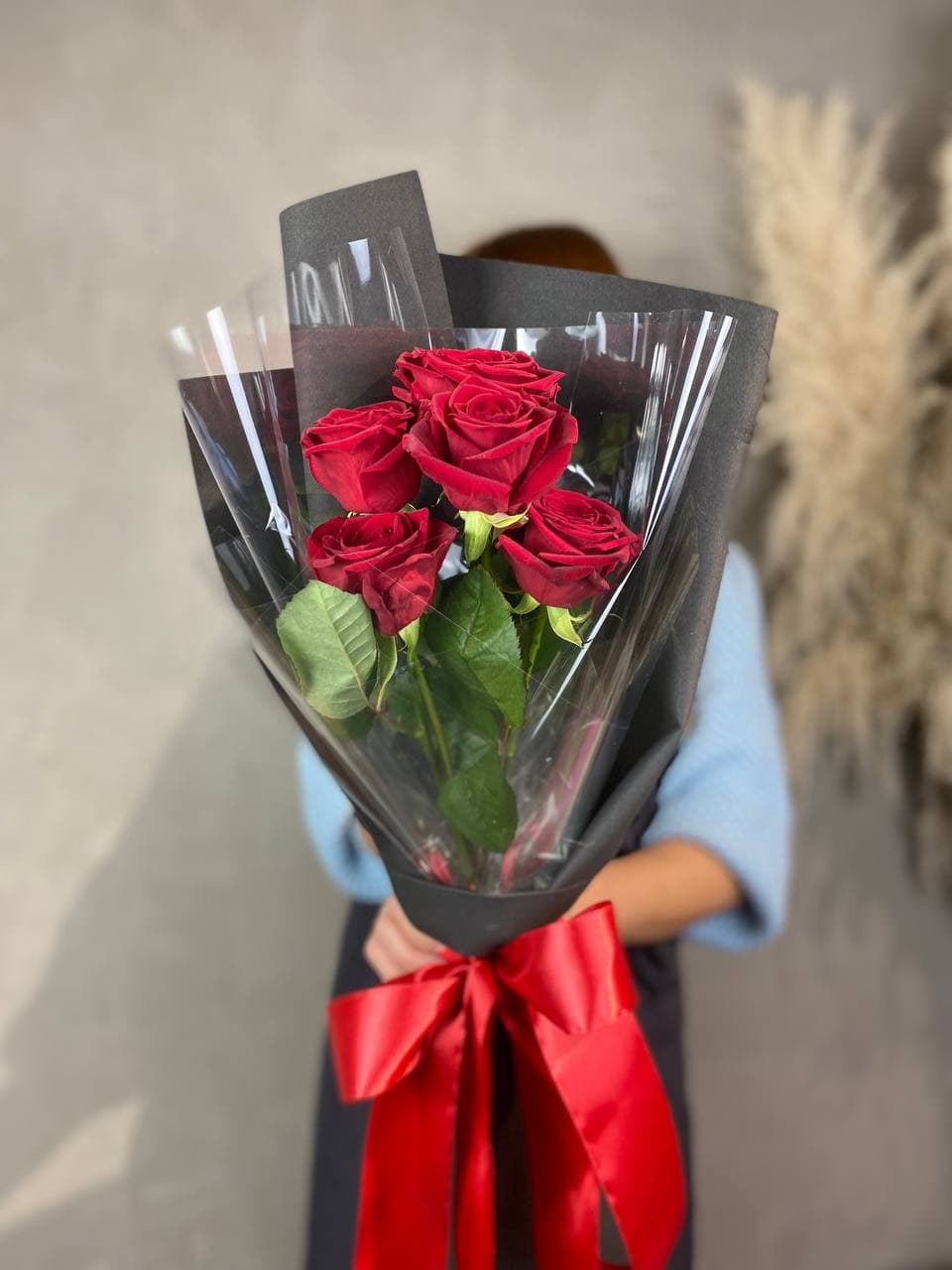 5 роз Red Naomi BLVCK в Нижнем Новгороде