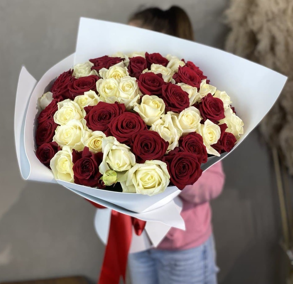 25 красных и белых роз в Нижнем Новгороде