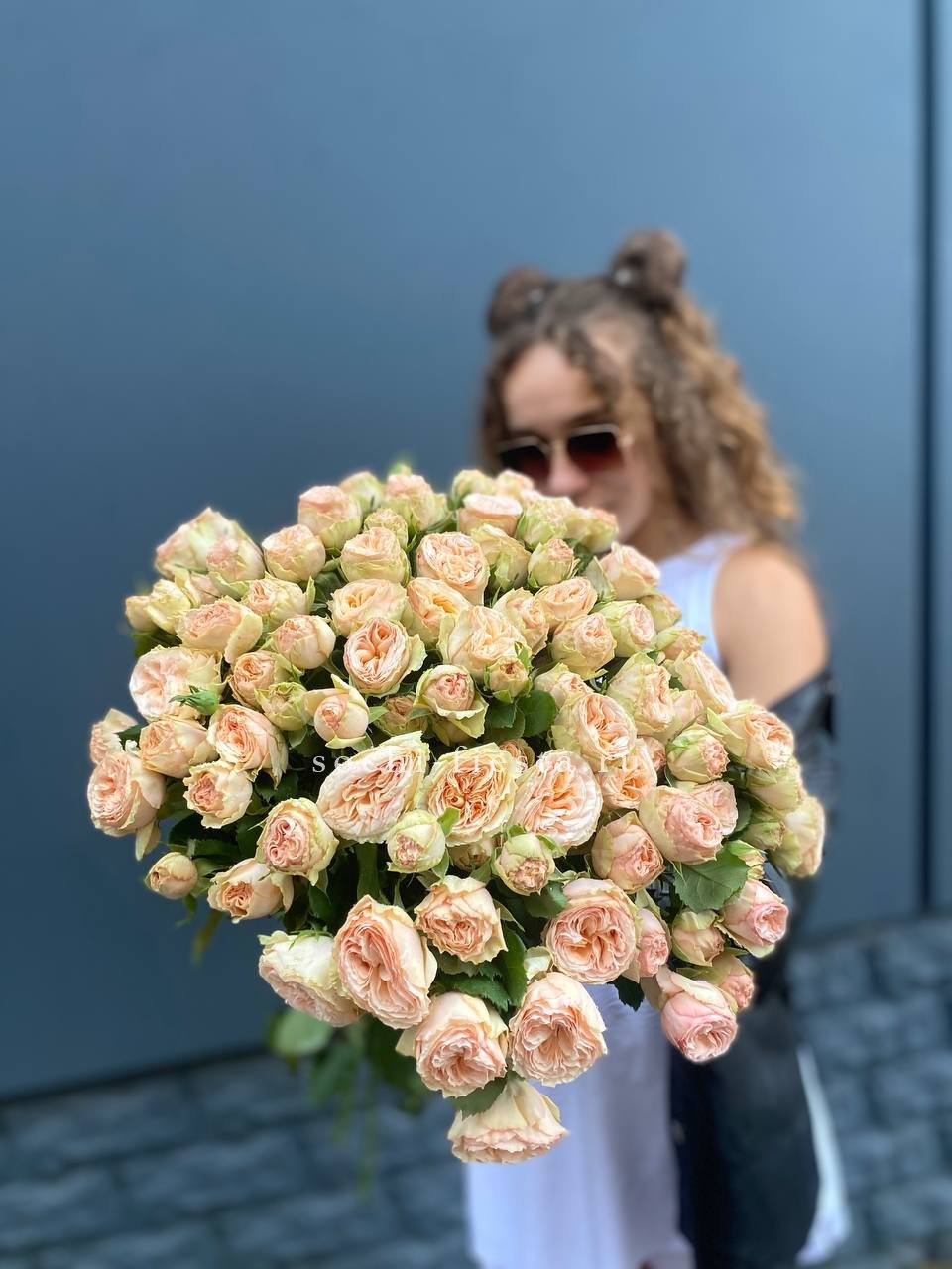 25 пионовидных роз в Нижнем Новгороде