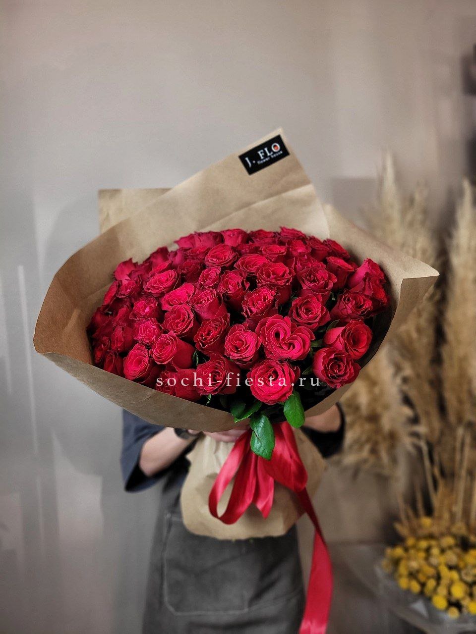 63 красных роз White в Нижнем Новгороде