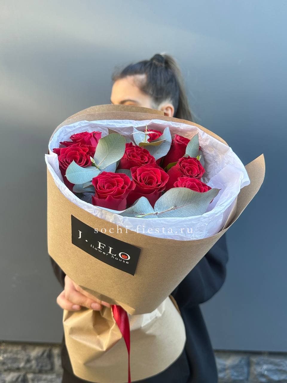 9 роз с эвкалиптом в Нижнем Новгороде