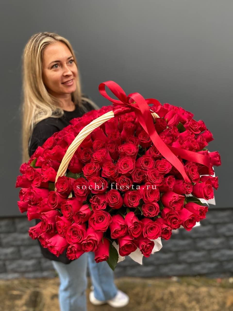 151 красная  роза в корзине с доставкой в Нижнем Новгороде