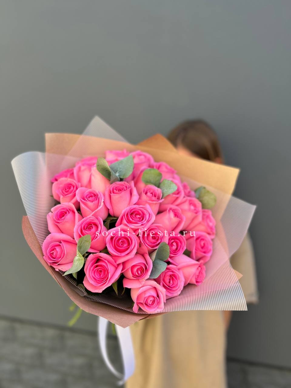 31 розовая роза с эвкалиптом в Нижнем Новгороде