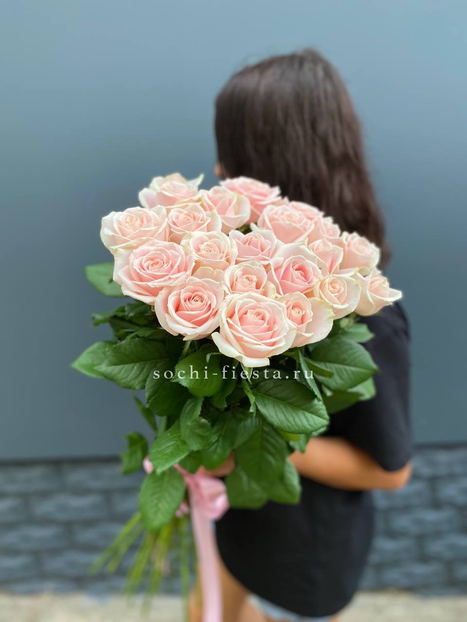 Высокие розовые розы в Нижнем Новгороде