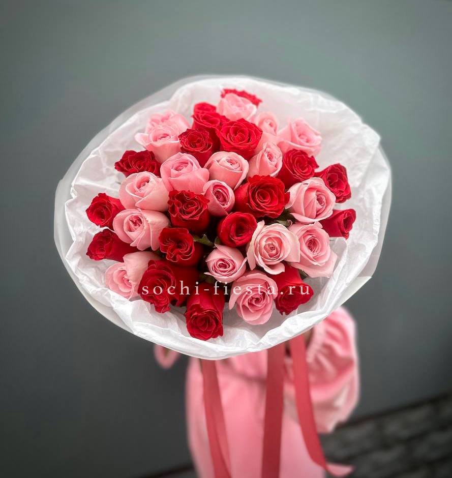 Букет красных и розовых 35 роз в Нижнем Новгороде