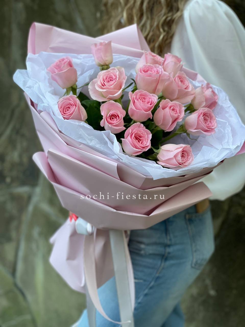 Розовые розы в авторском оформлении с доставкой в Нижнем Новгороде