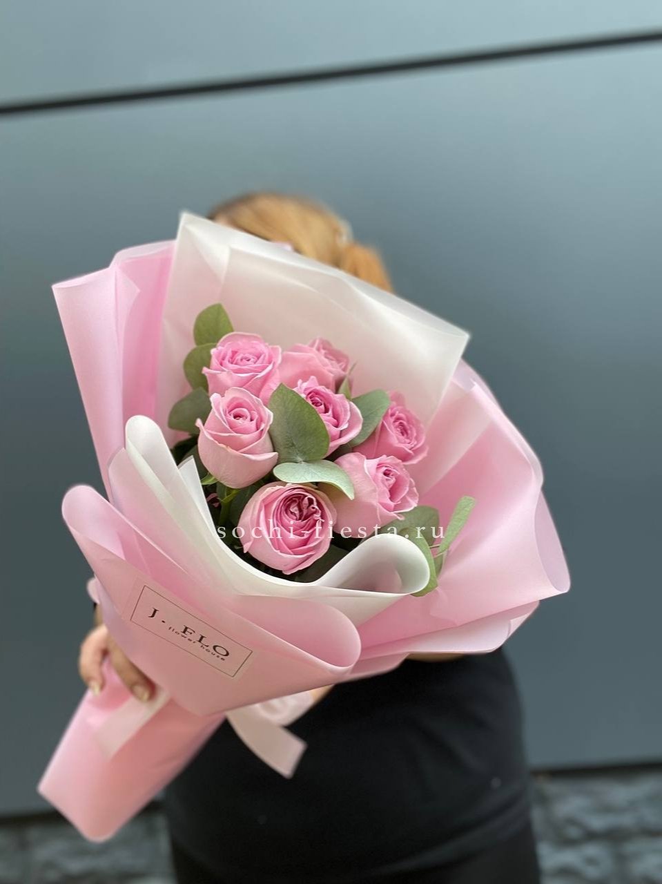 7 розовых роз с эвкалиптом с доставкой в Нижнем Новгороде