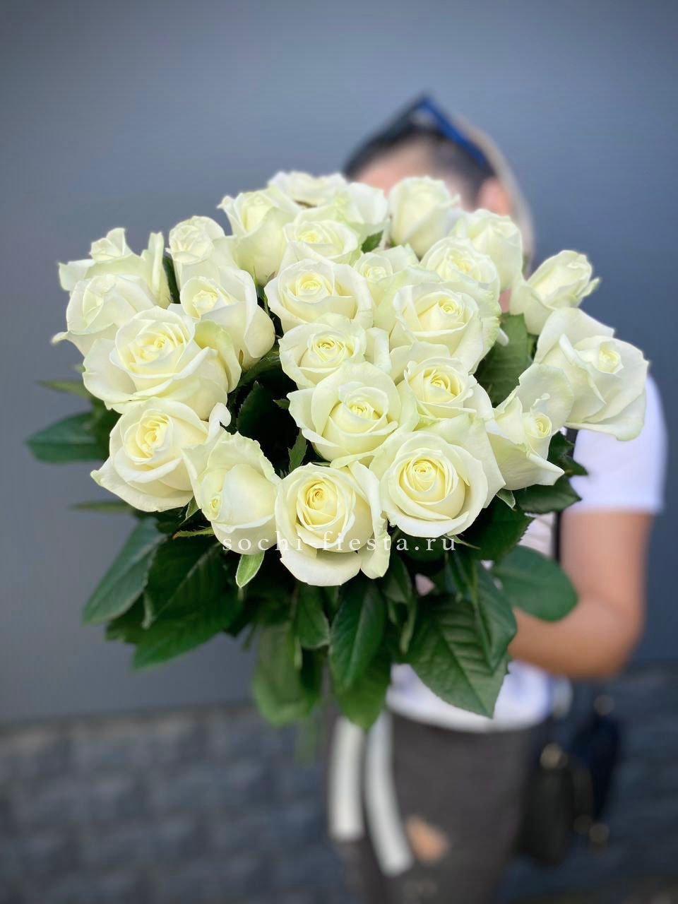 Голландские розы White 25 с доставкой в Нижнем Новгороде