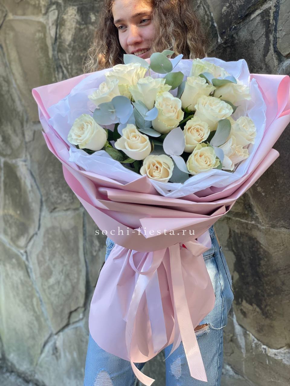 Белые розы в авторском оформлении в Нижнем Новгороде