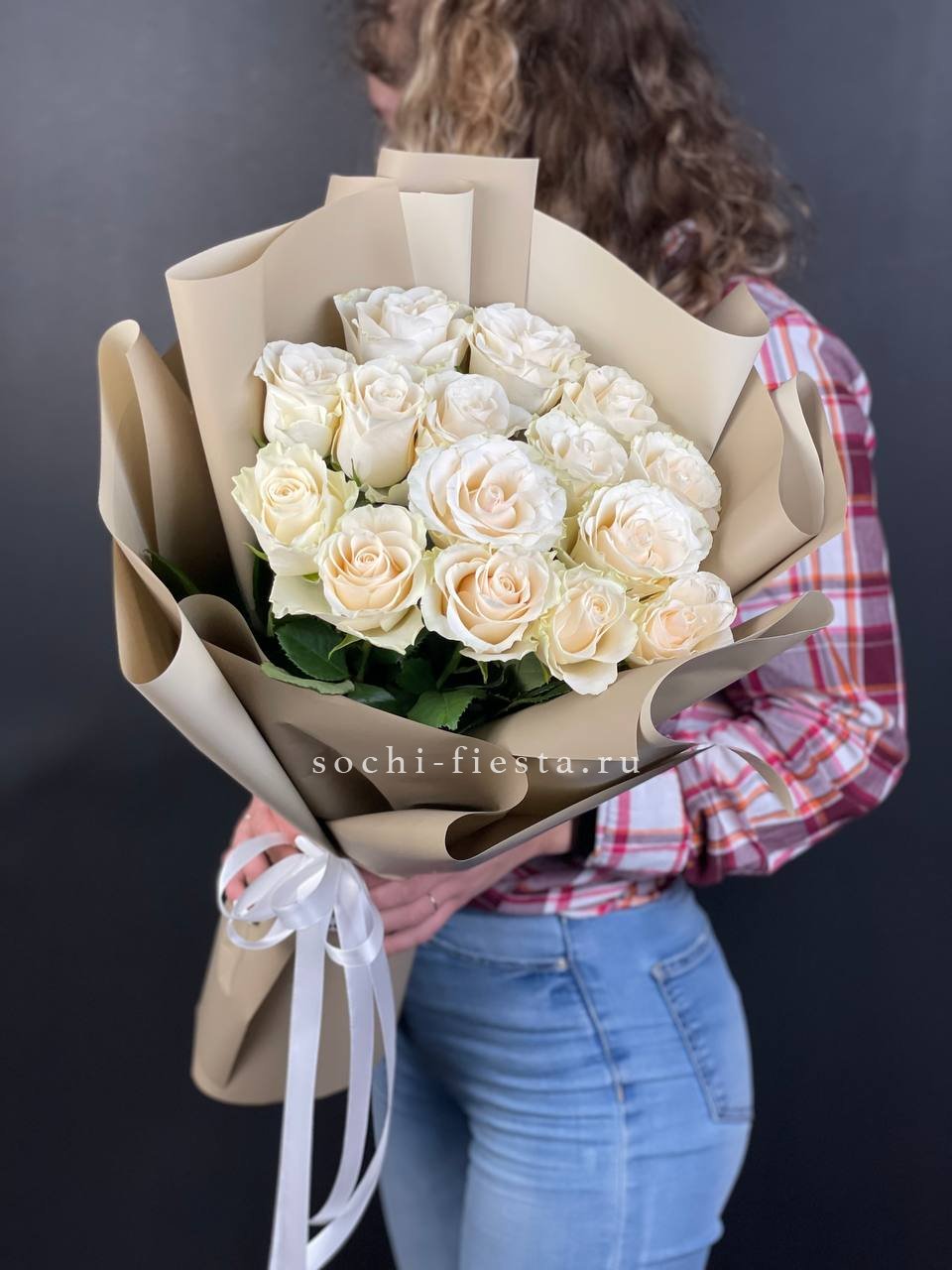 15 белых роз Coffee с доставкой в Нижнем Новгороде