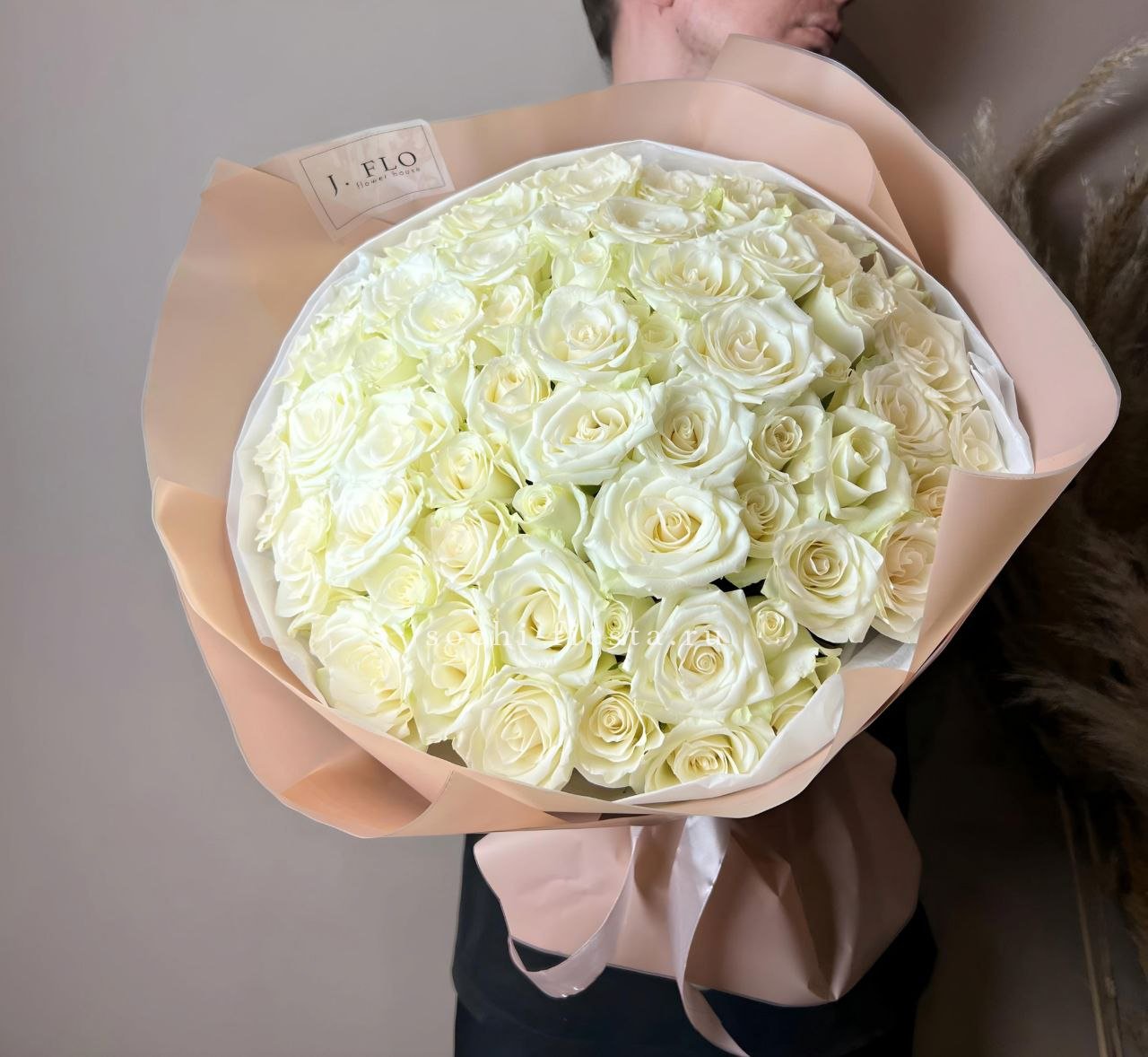 51 белая  роза в оформлении с доставкой в Нижнем Новгороде